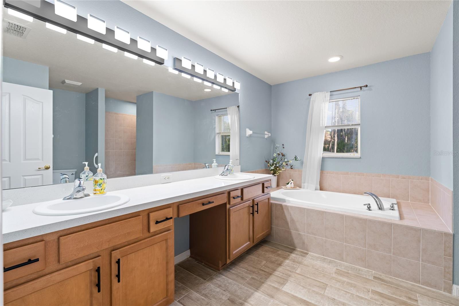 17 EUGENIA COURT NORTH