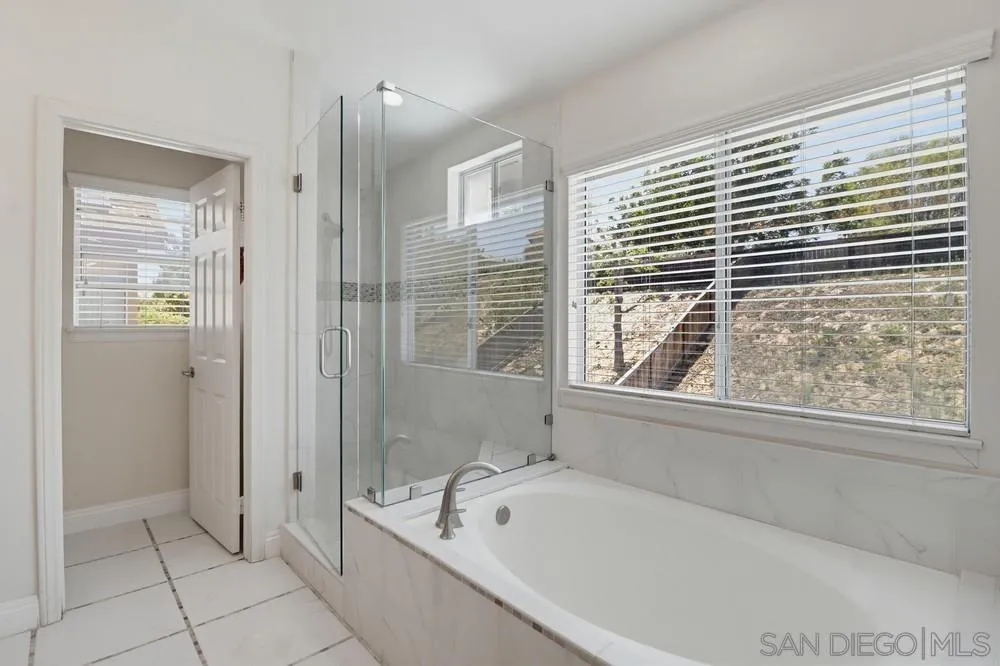 561 Bayona