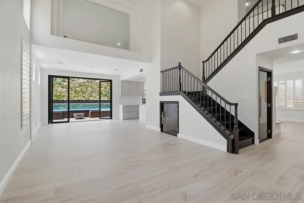 561 Bayona