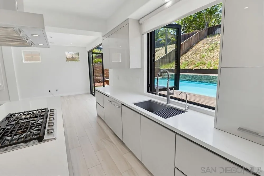 561 Bayona