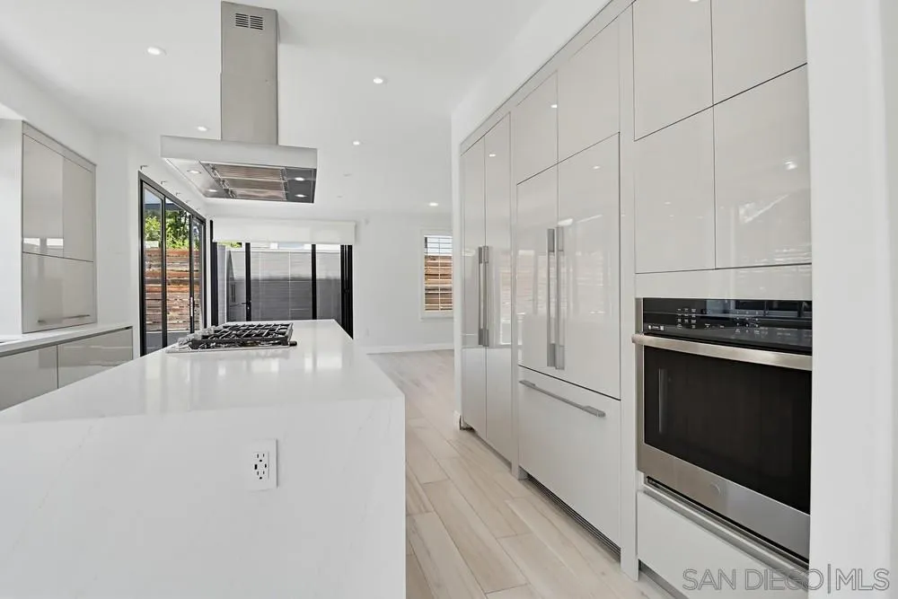 561 Bayona