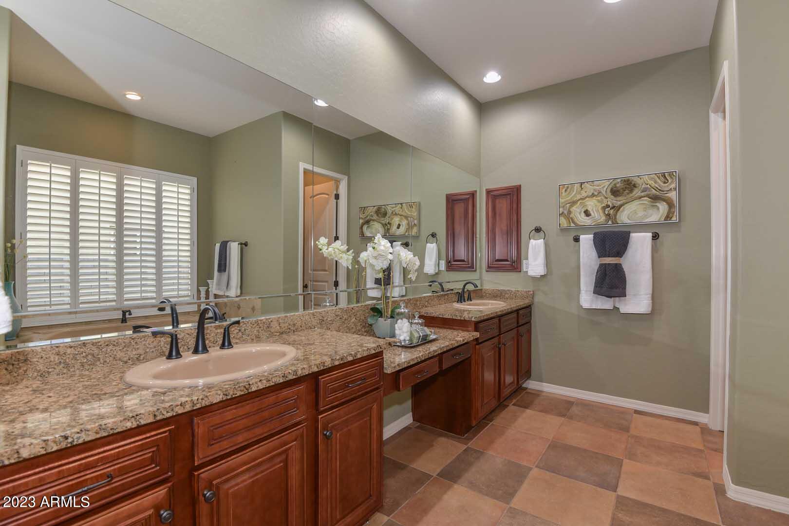 3935 E NOCONA Lane