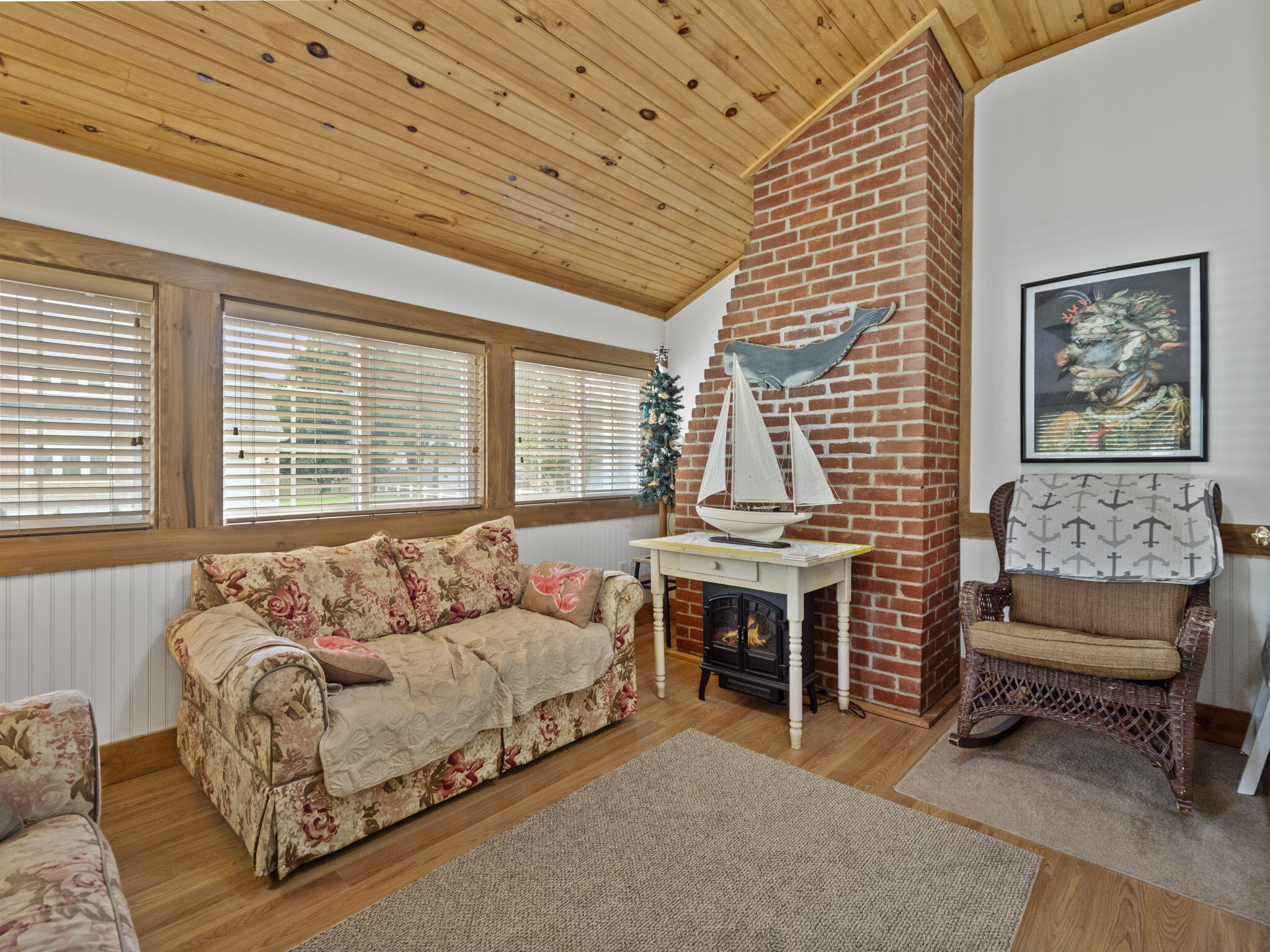 6 Lauries Ln