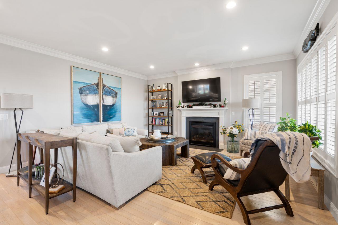 7 Bethpage Ln