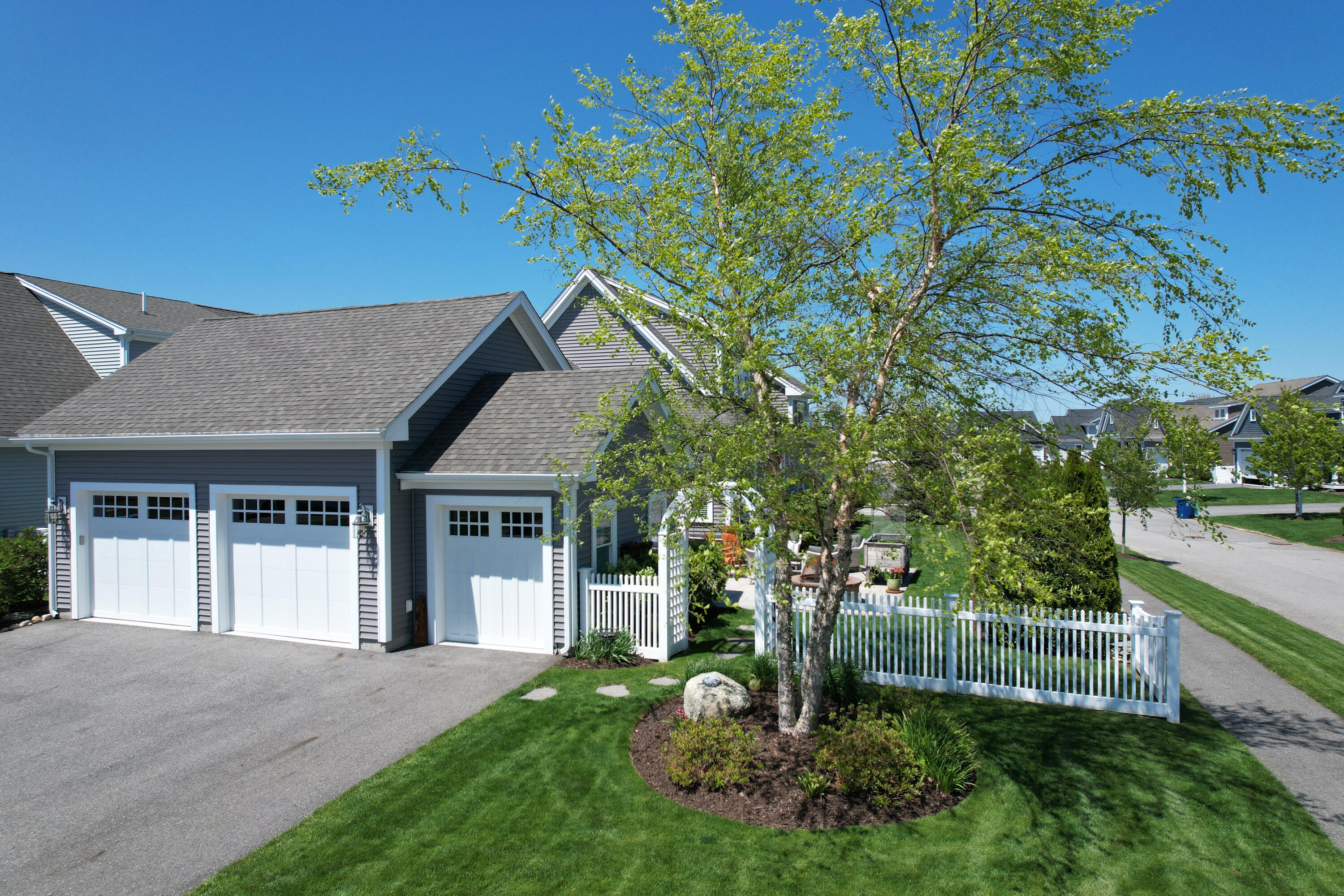 7 Bethpage Ln