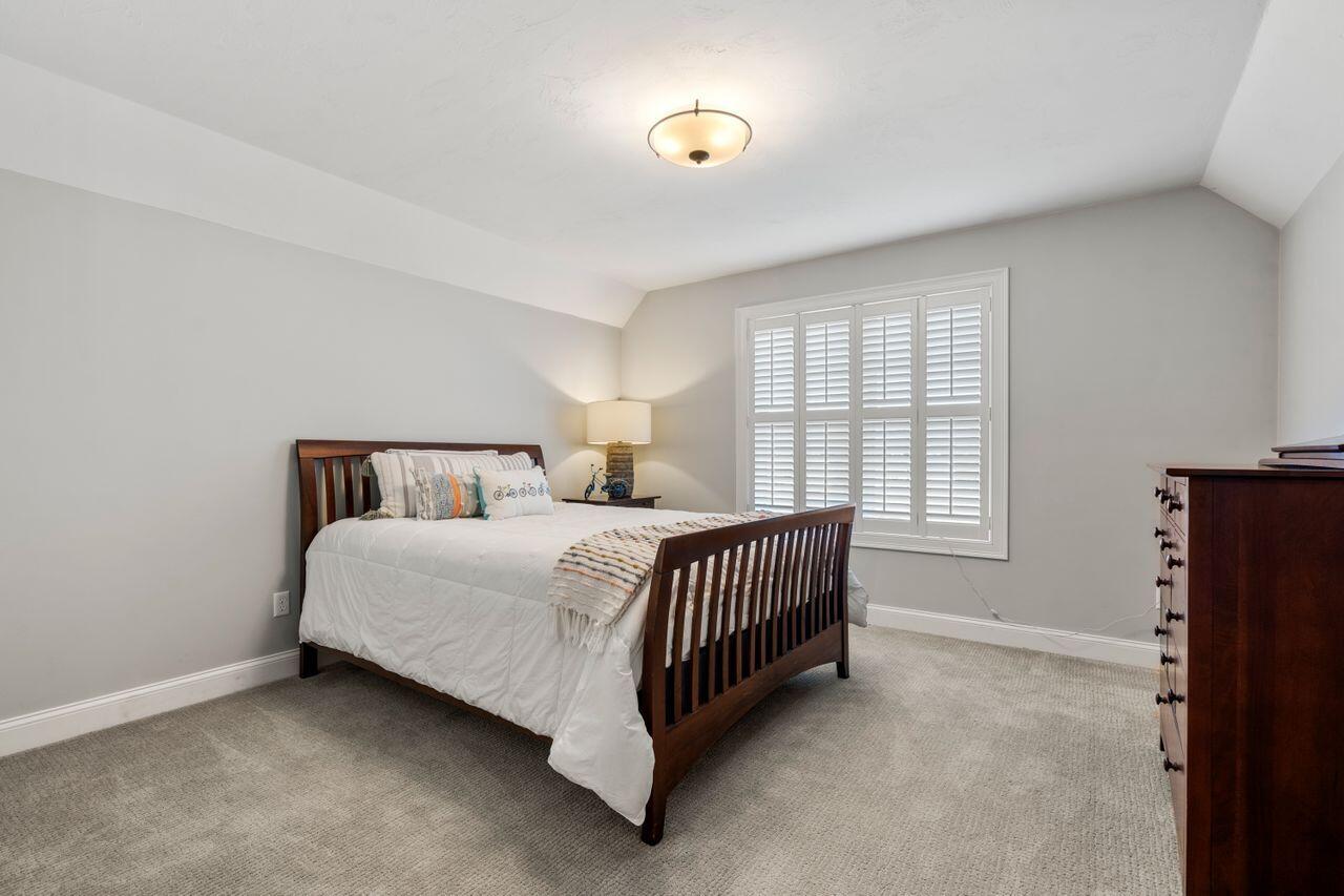 7 Bethpage Ln