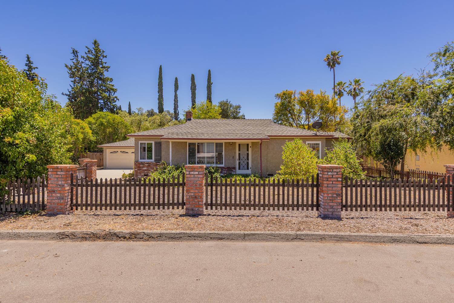 25 Del Valle Street