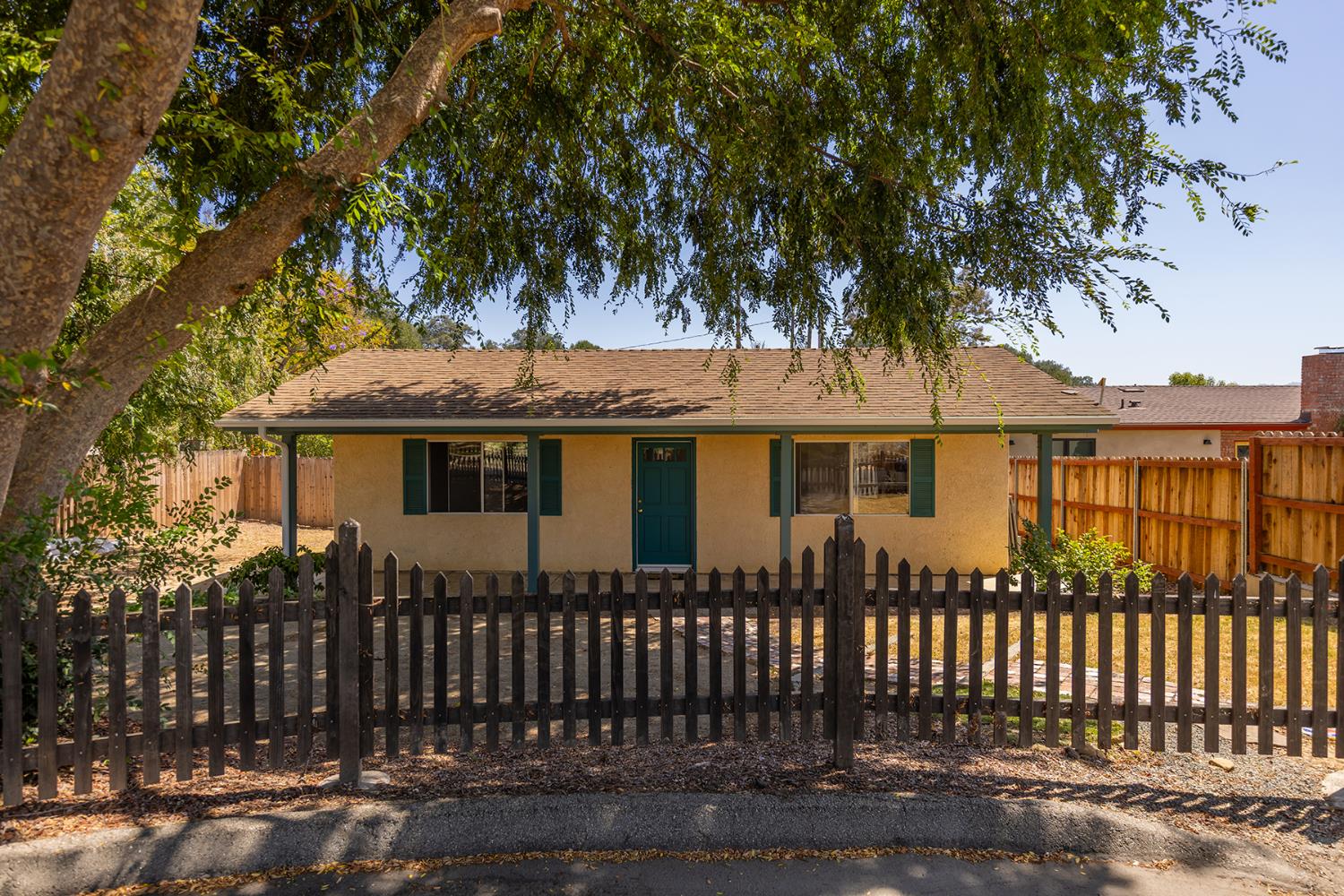25 Del Valle Street