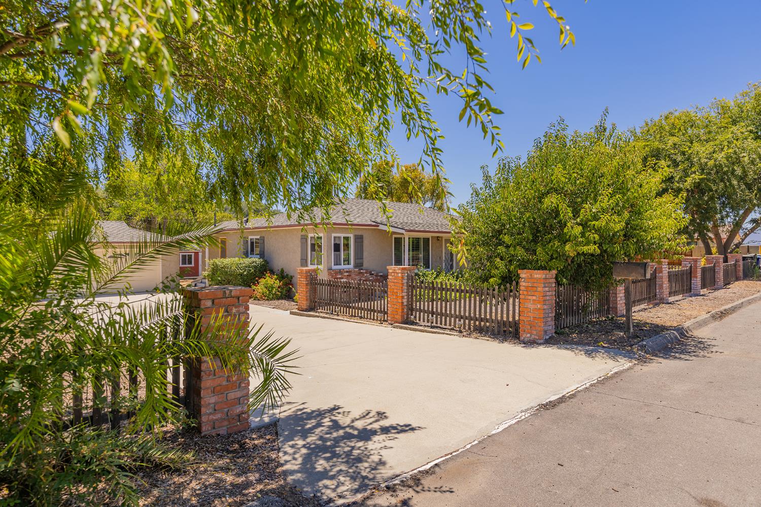 25 Del Valle Street