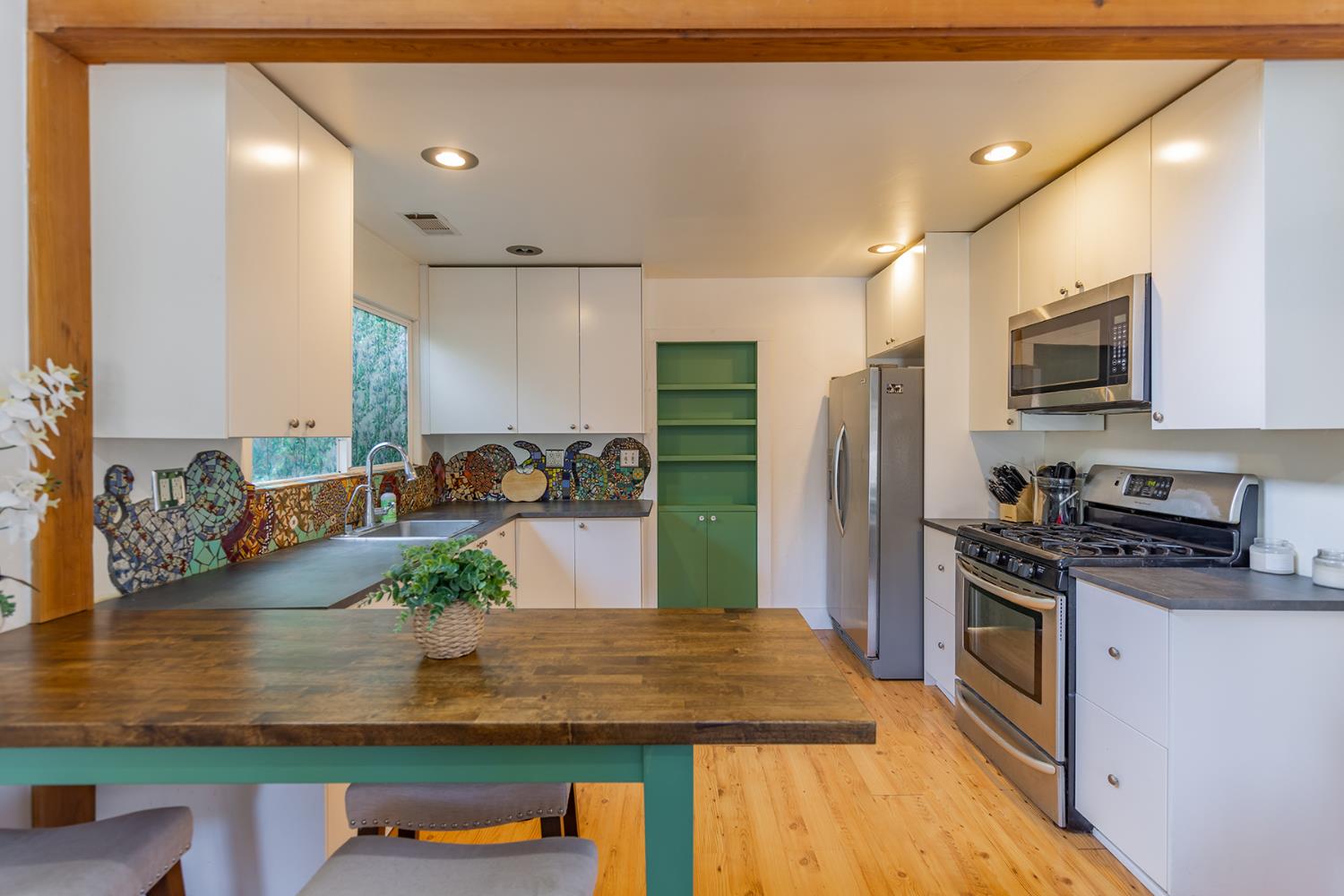 160 N Encinal Avenue