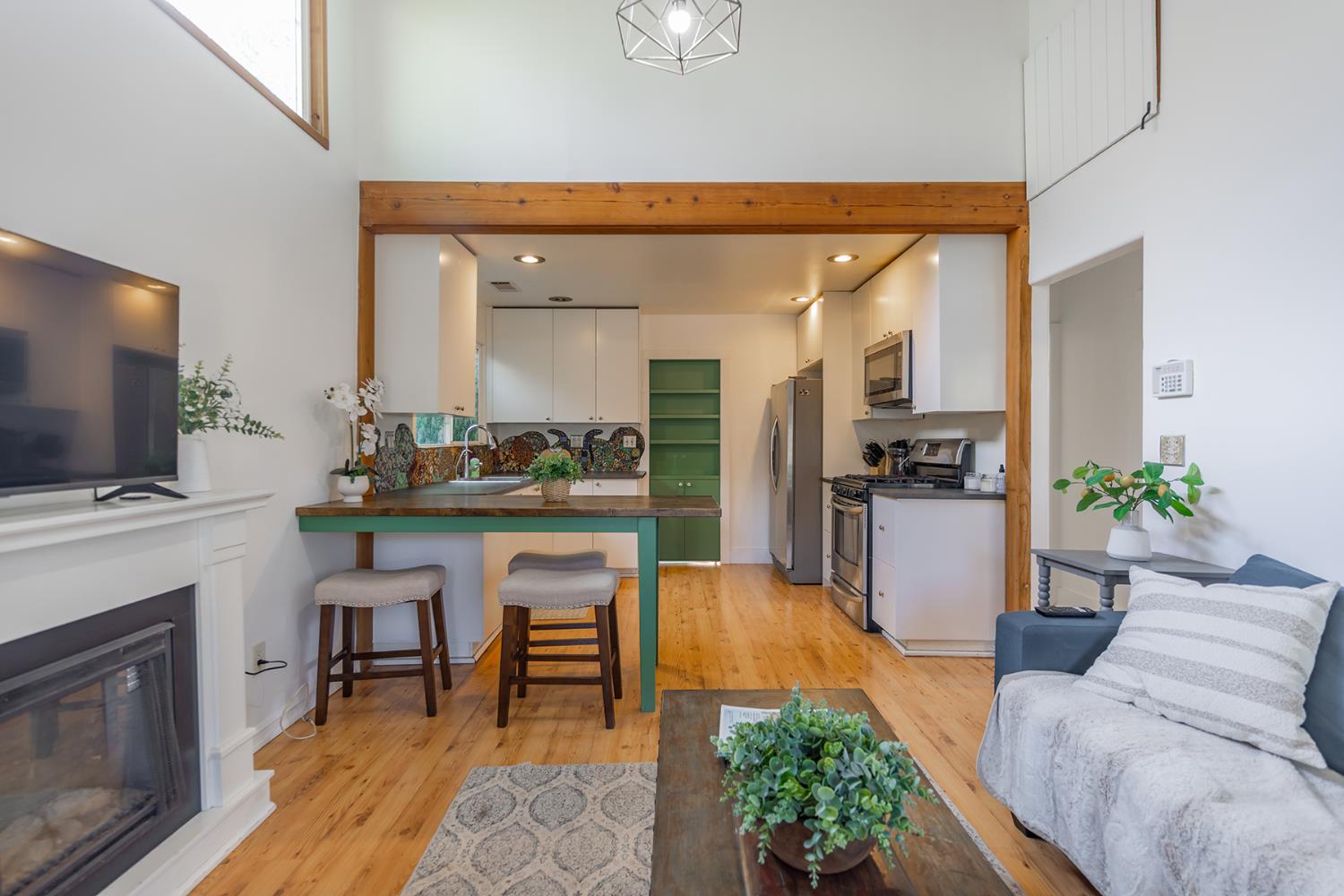 160 N Encinal Avenue