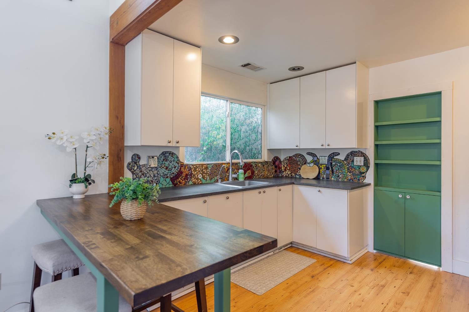 160 N Encinal Avenue