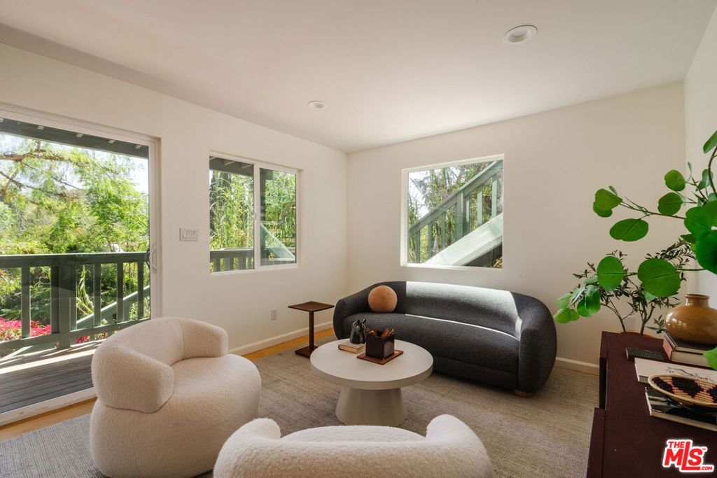 3958 Glenalbyn Drive