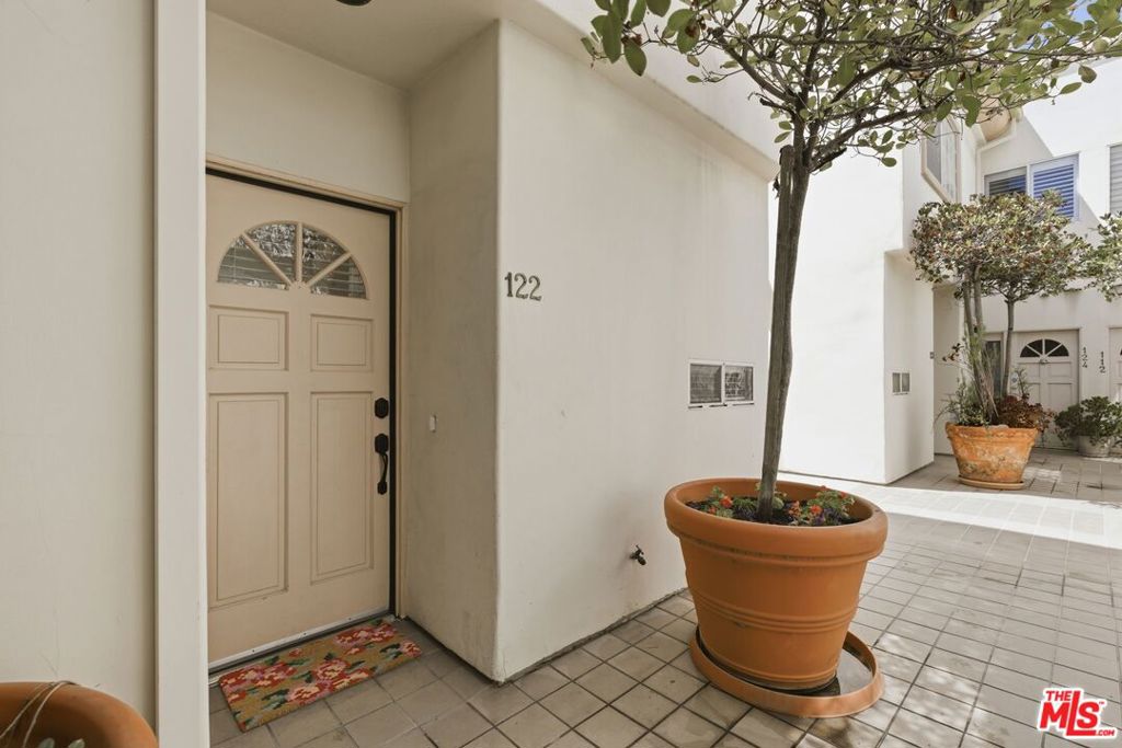 11110 Camarillo Street 122