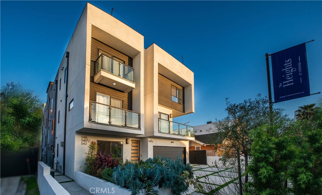 542 1/2 N Serrano Avenue