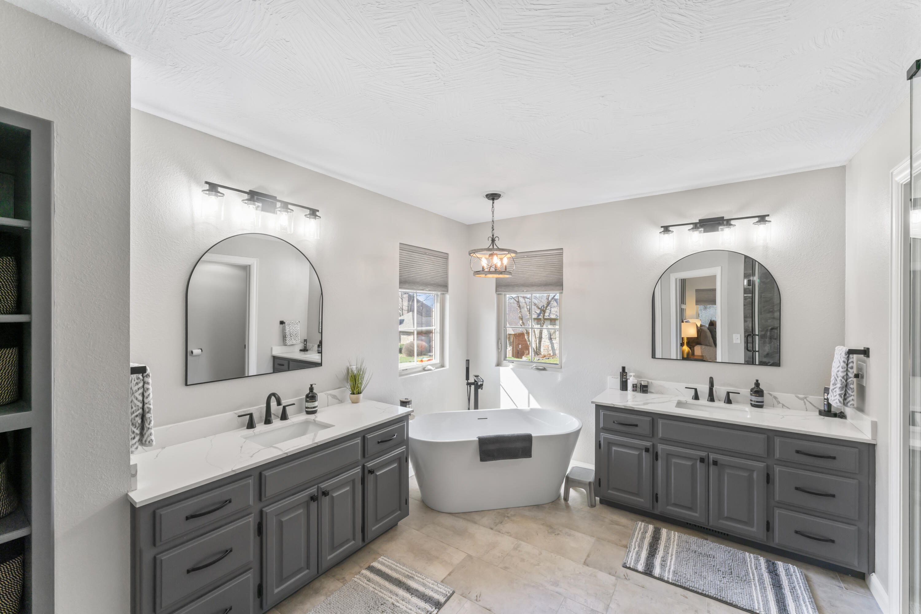 5348 S Woodfield Avenue