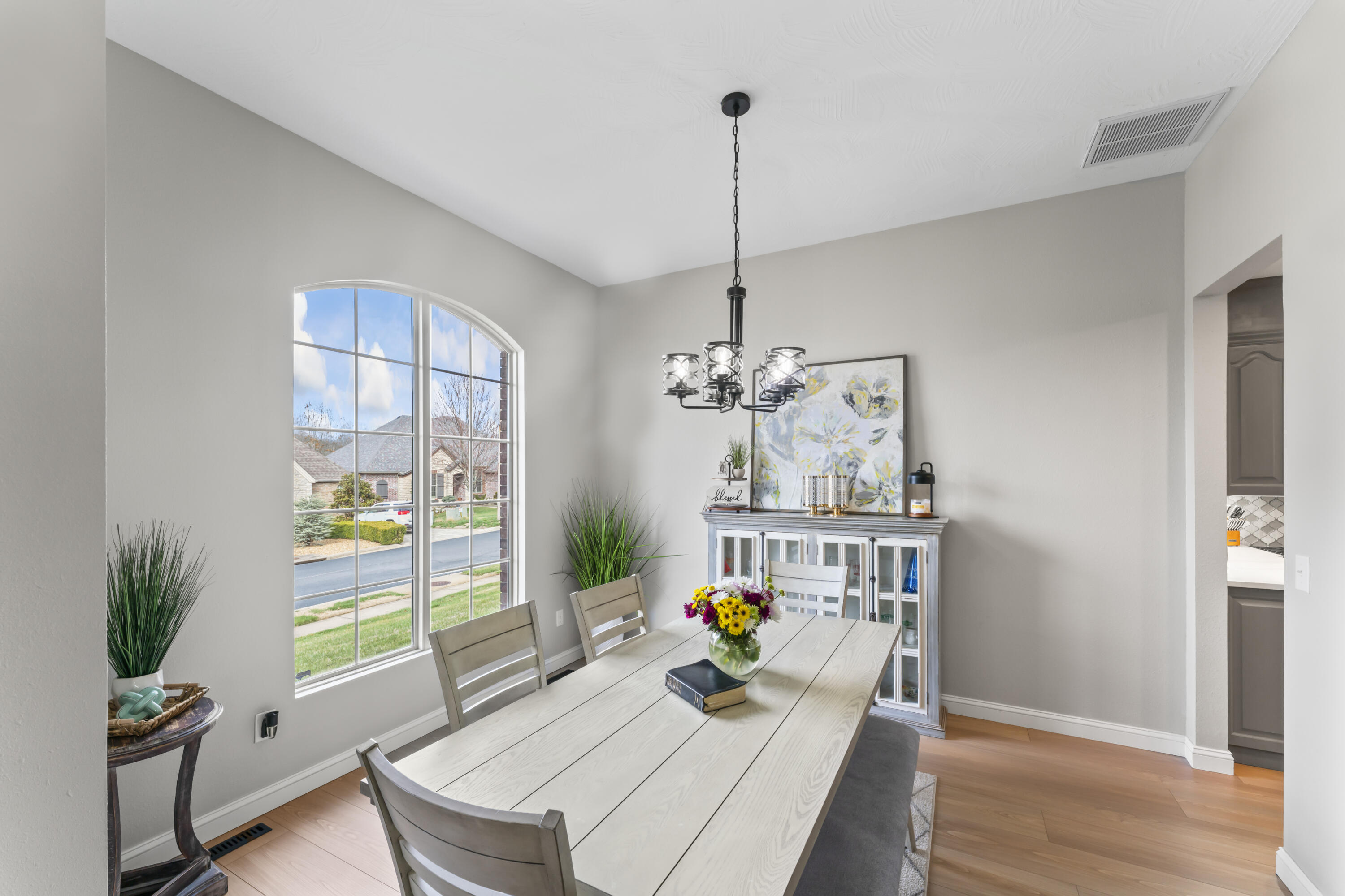 5348 S Woodfield Avenue