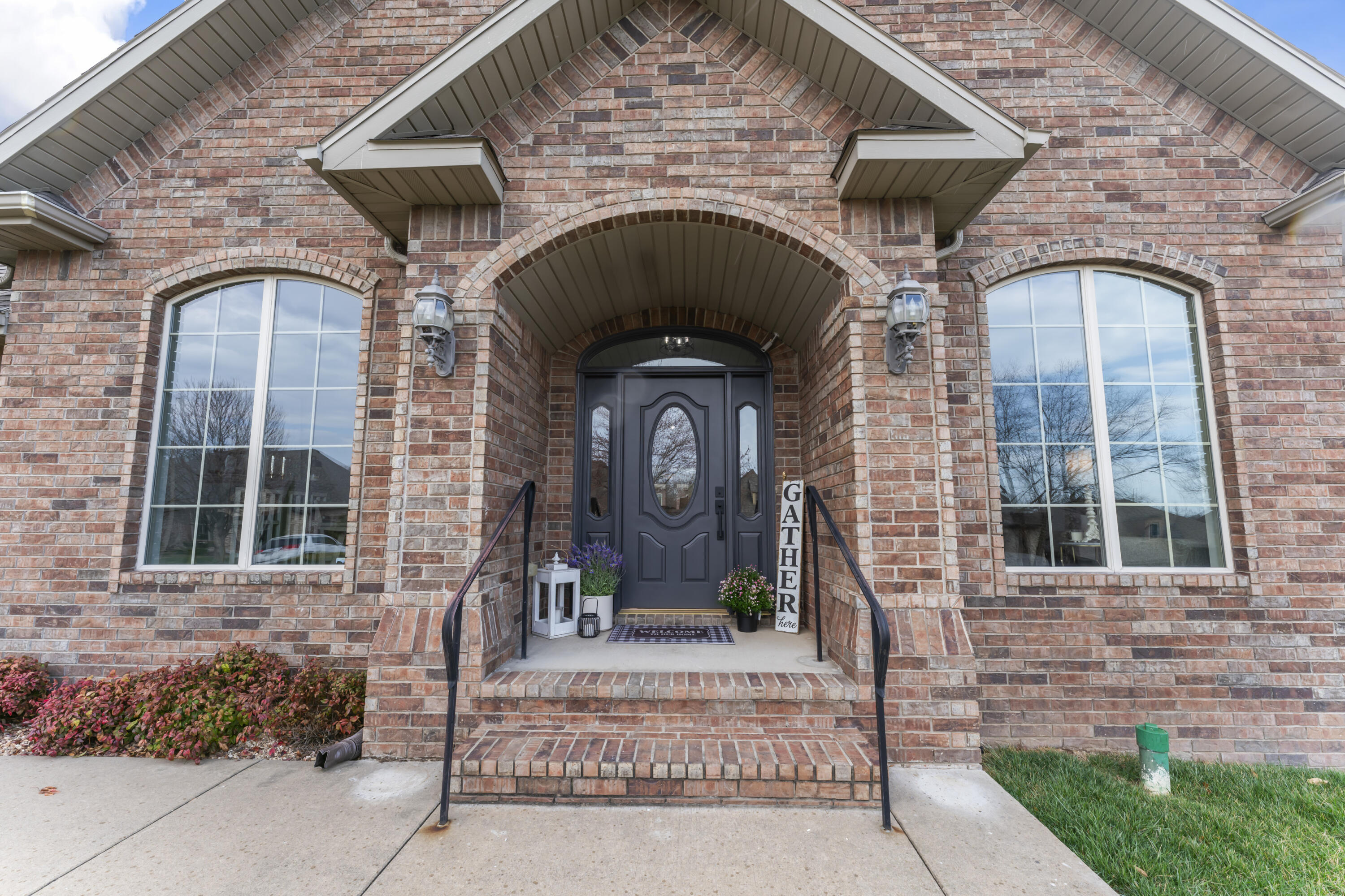 5348 S Woodfield Avenue