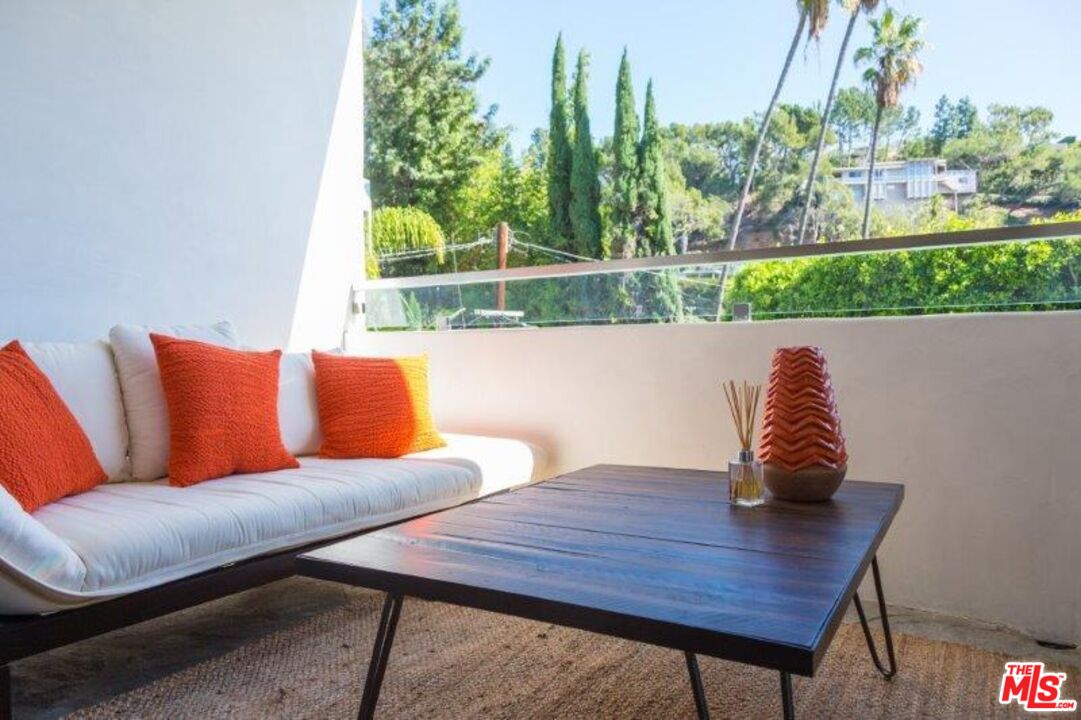 1523 N Doheny Dr