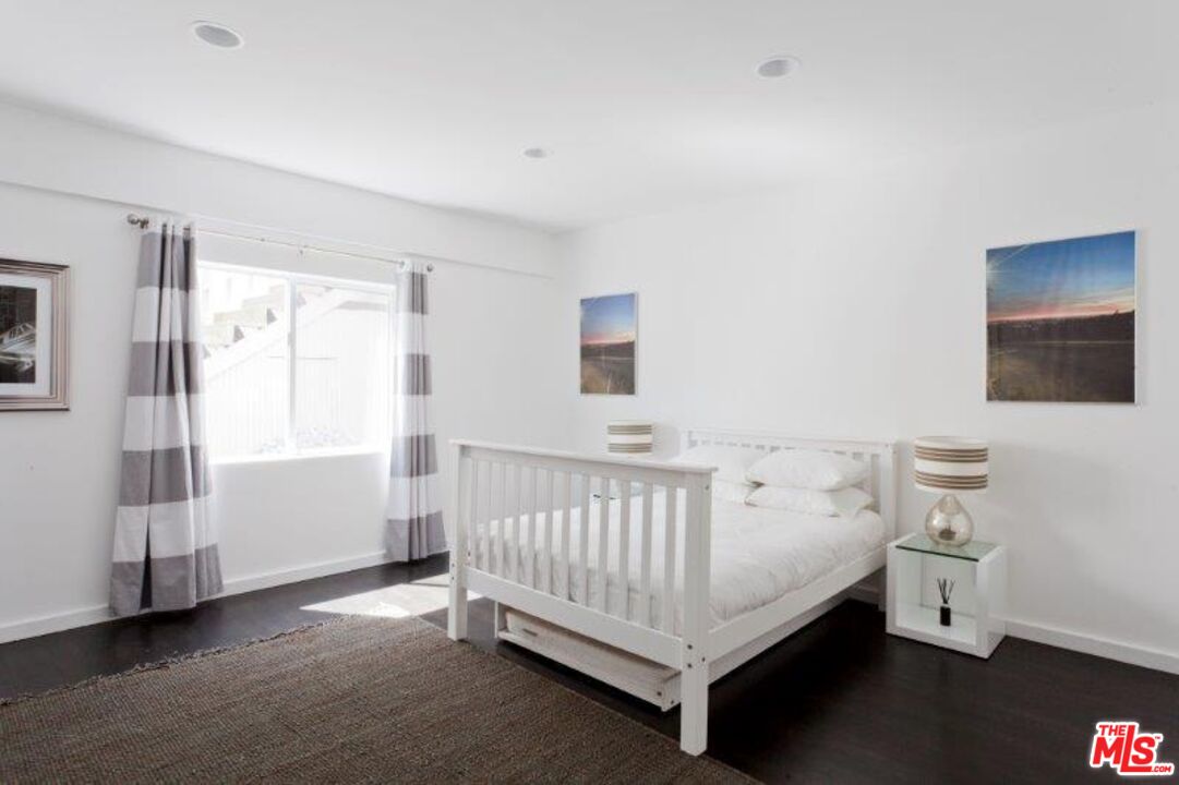 1523 N Doheny Dr