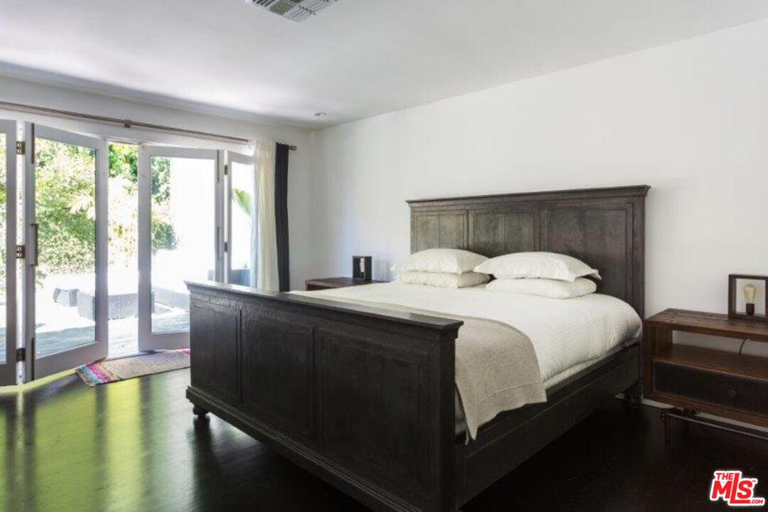 1523 N Doheny Dr