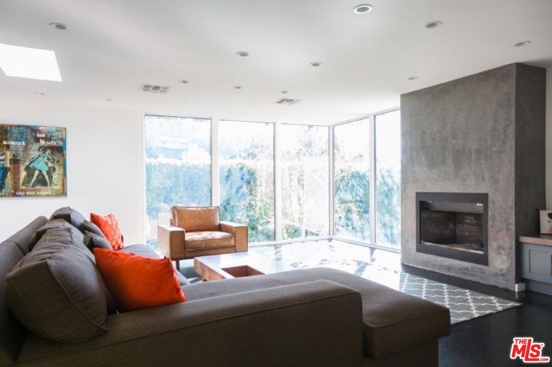 1523 N Doheny Dr