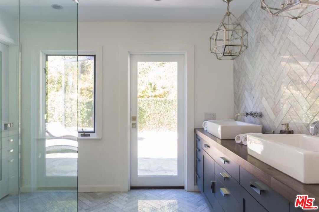 1523 N Doheny Dr