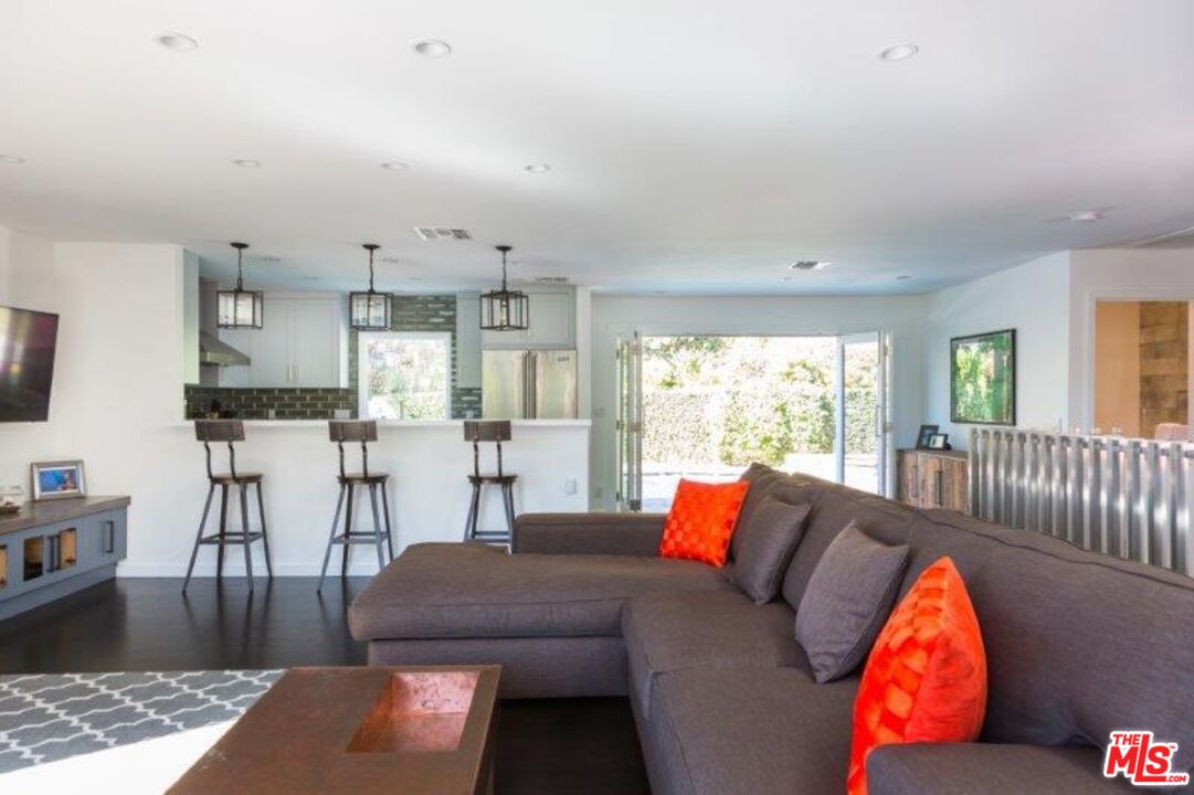 1523 N Doheny Dr