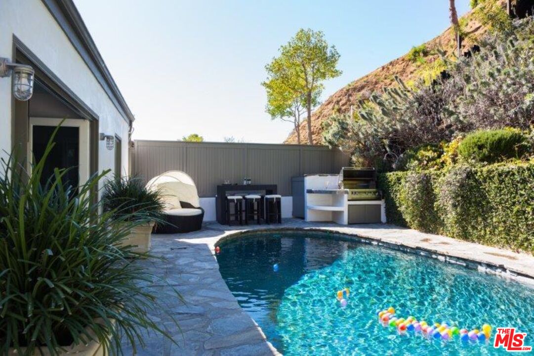 1523 N Doheny Dr