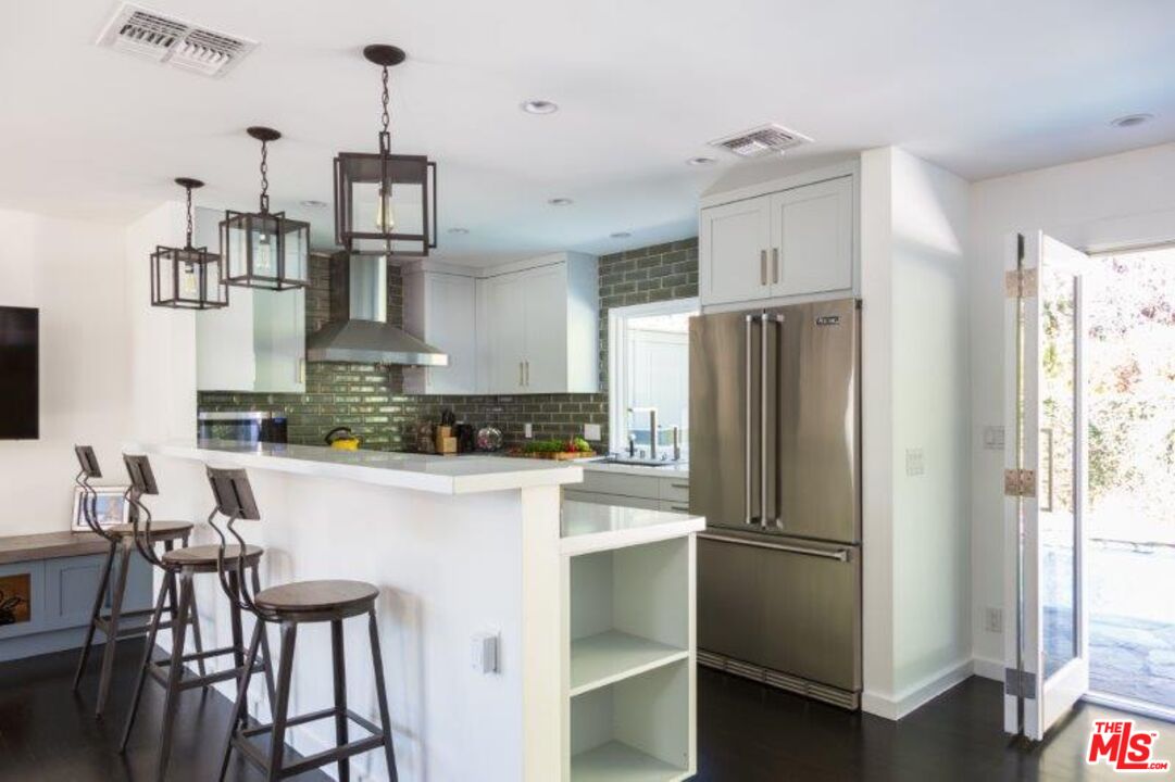 1523 N Doheny Dr