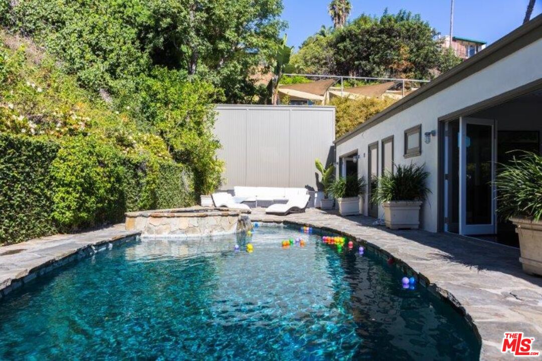 1523 N Doheny Dr