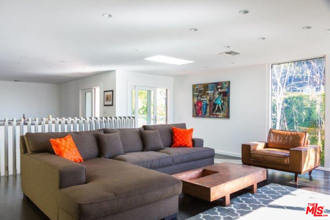 1523 N Doheny Dr