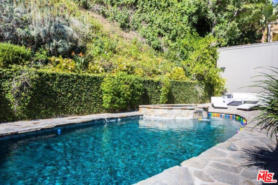 1523 N Doheny Dr
