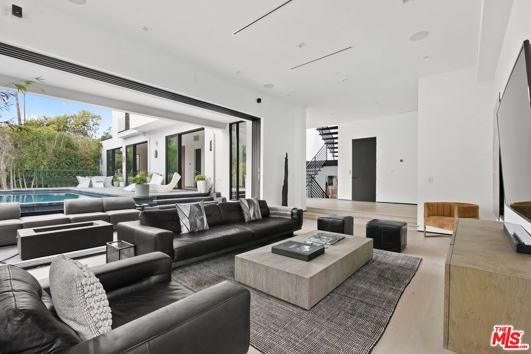 9551 Cherokee Ln