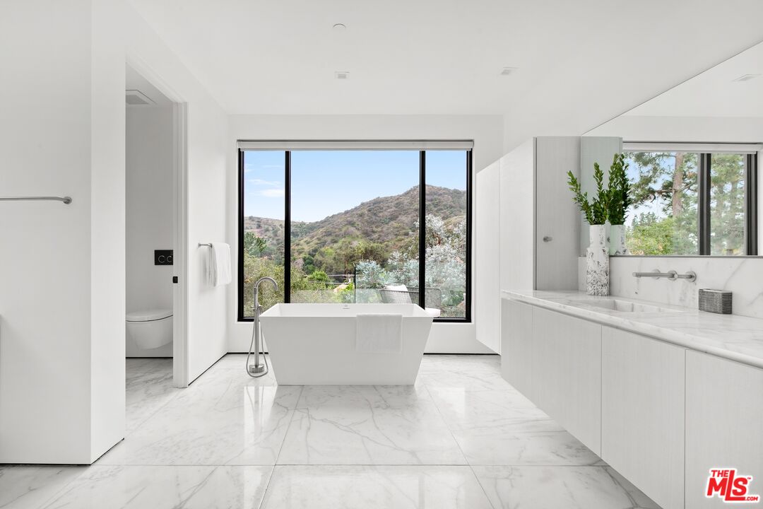 9551 Cherokee Ln