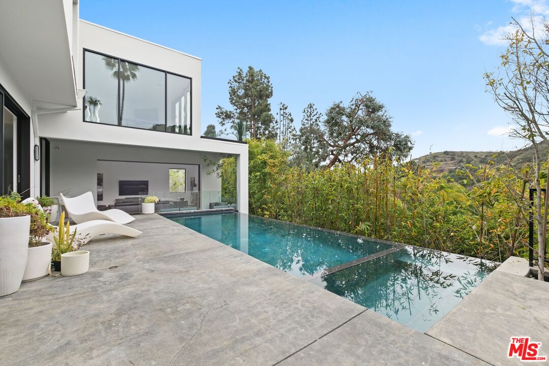 9551 Cherokee Ln