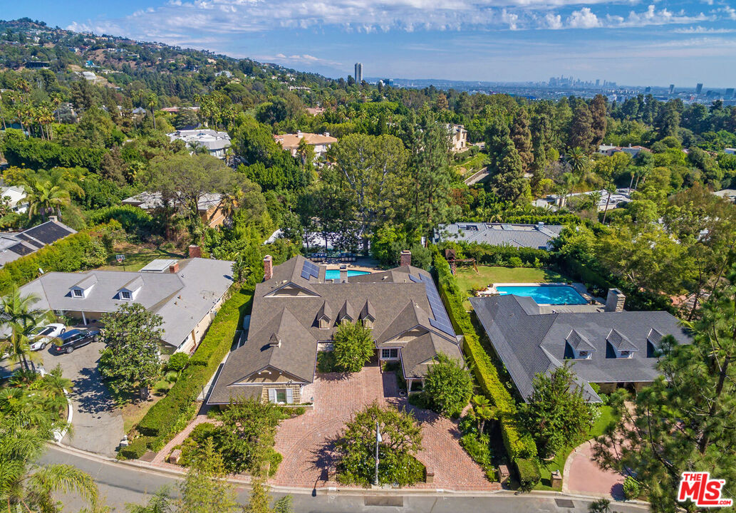 1052 Marilyn Dr