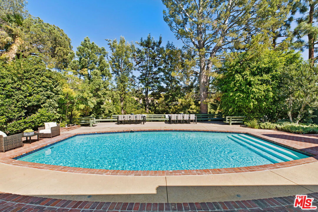 1052 Marilyn Dr