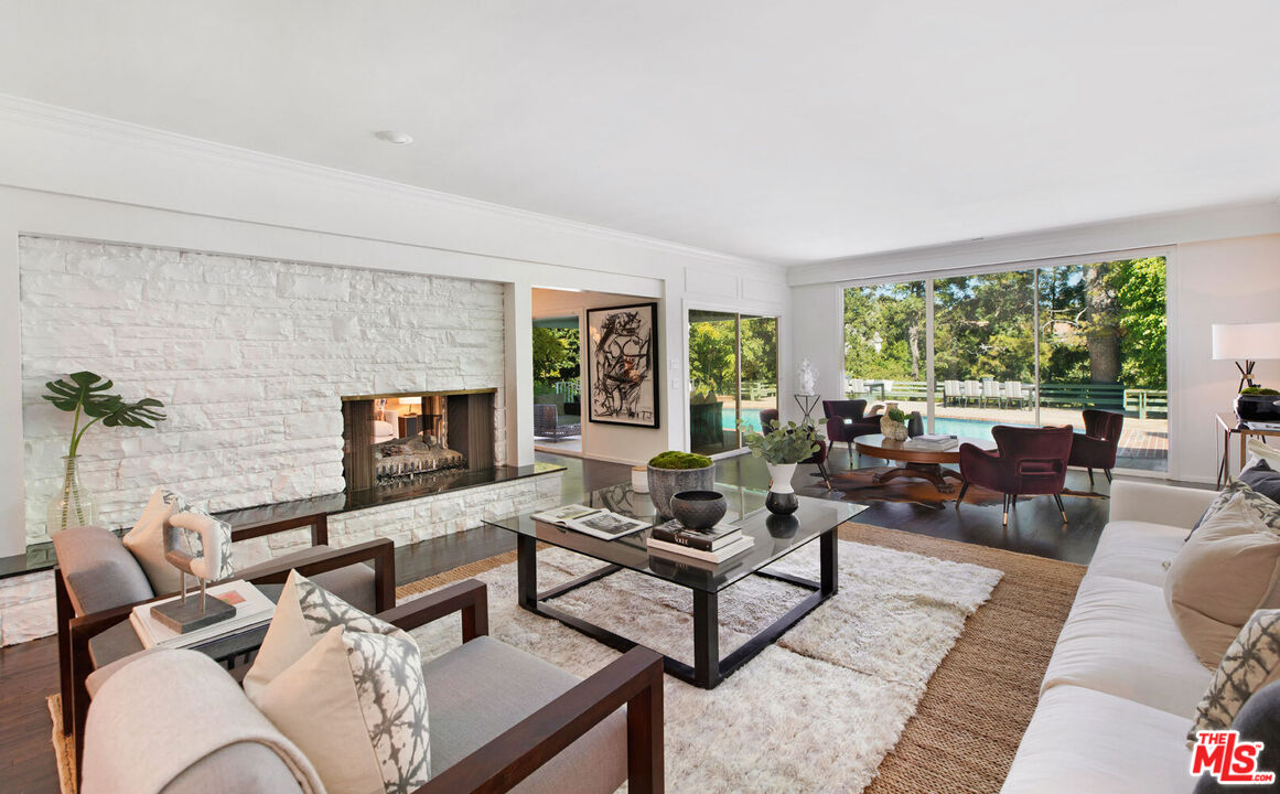 1052 Marilyn Dr