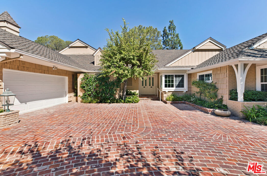 1052 Marilyn Dr