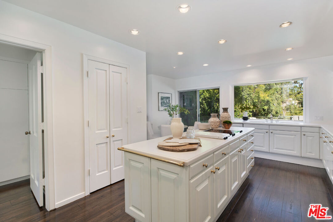 1052 Marilyn Dr