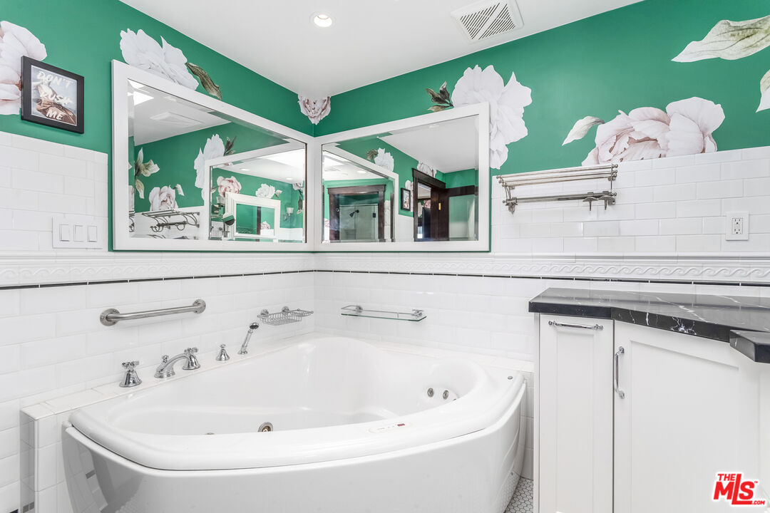 8550 Holloway Dr Unit: 402