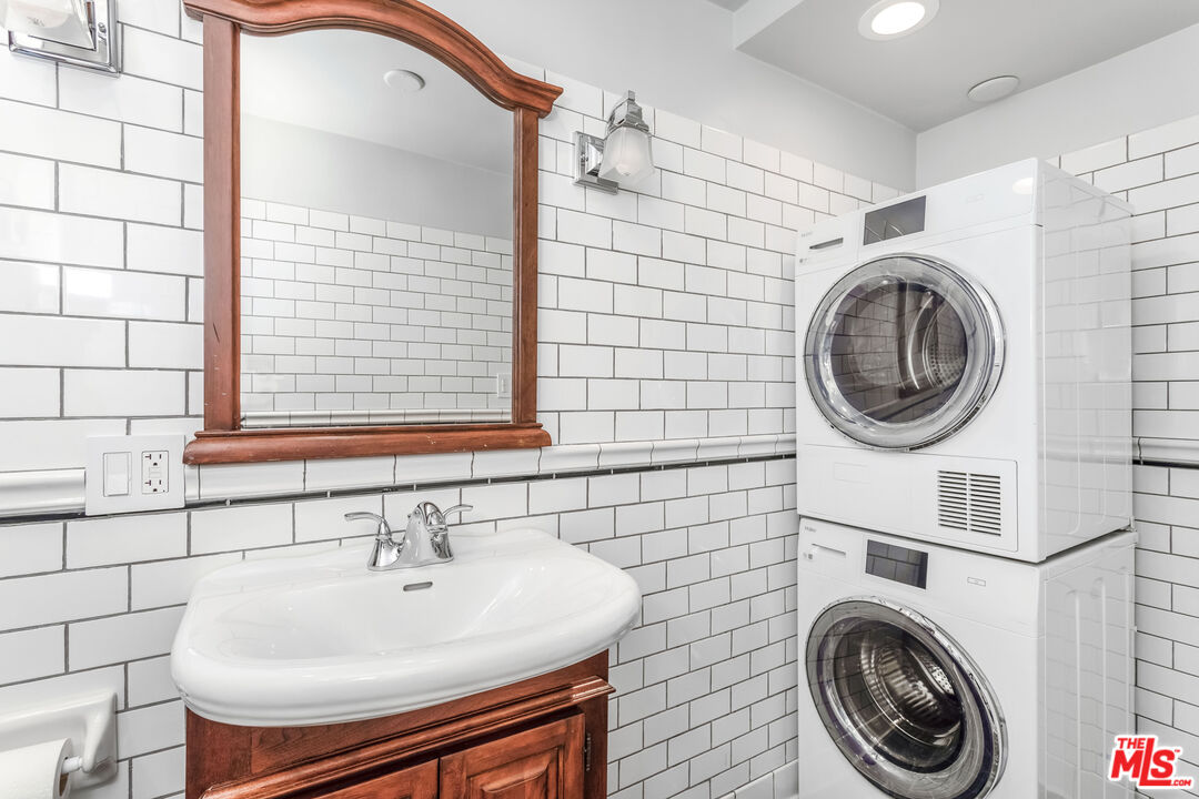 8550 Holloway Dr Unit: 402