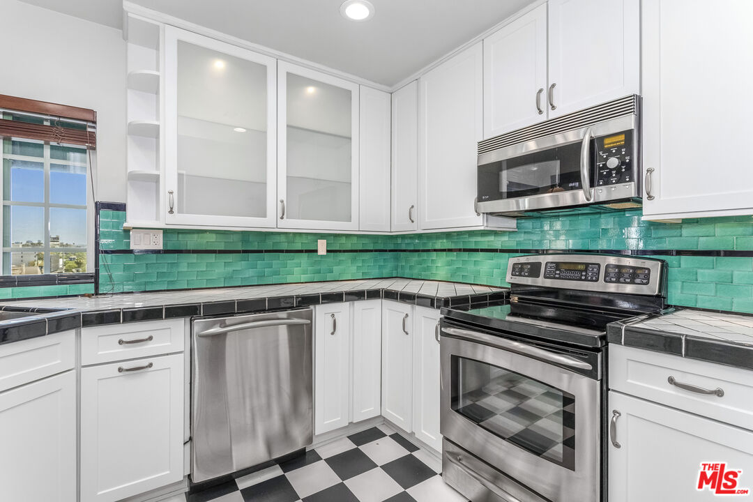 8550 Holloway Dr Unit: 402