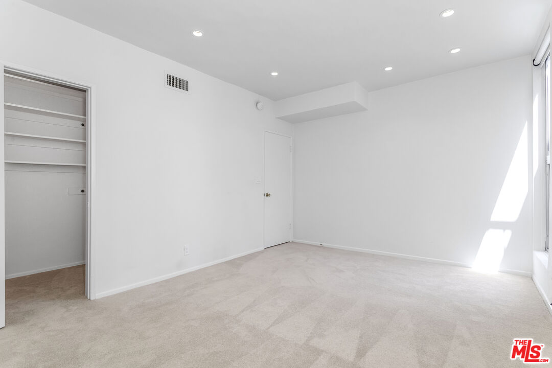 8550 Holloway Dr Unit: 402
