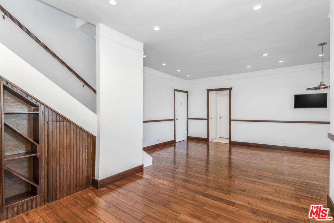 8550 Holloway Dr Unit: 402