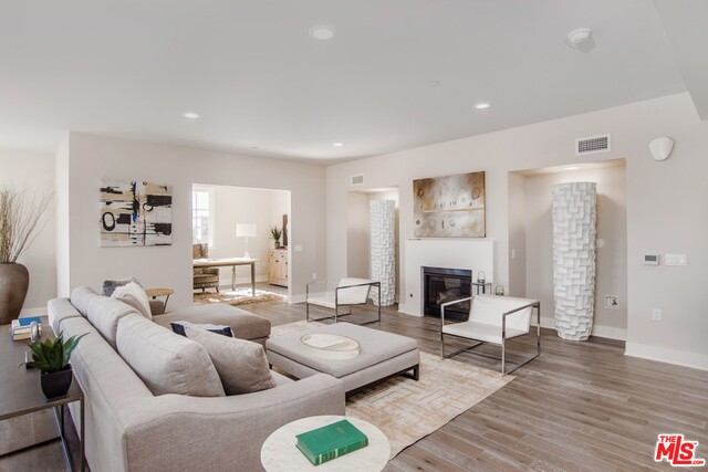 313 REEVES DR Unit: 401