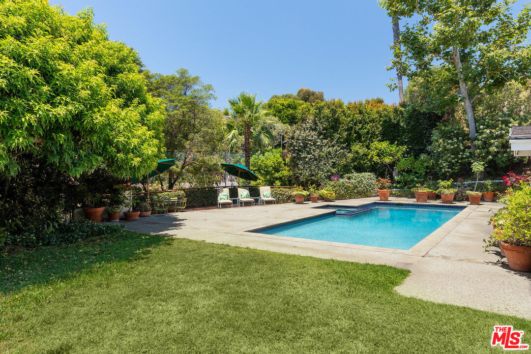 1095 Carolyn Way