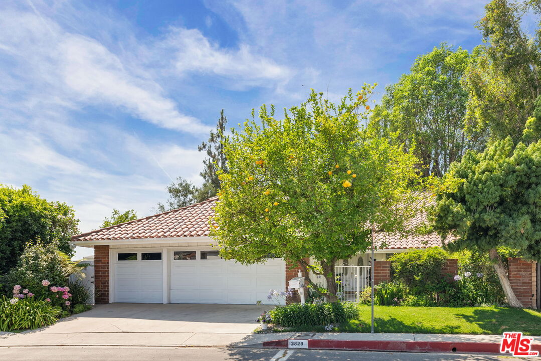 2829 Bottlebrush Dr