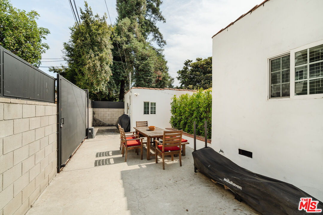 3323 S Beverly Dr